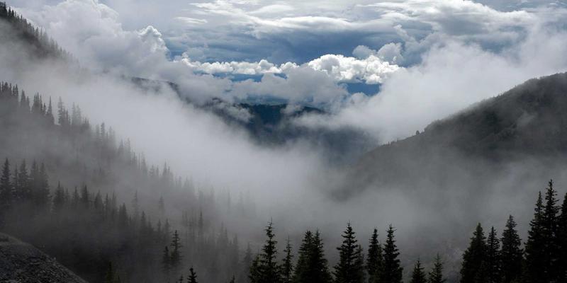 《九歌》中的自然神崇拜：从楚地信仰到现代诗歌的赛博朋克式重构