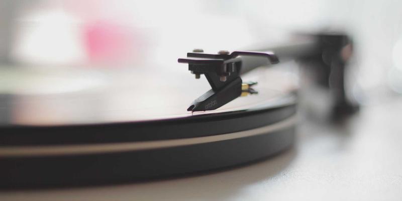 楚辞中的香草美人意象与儒家比德传统：古典文学创作的两种精神路径