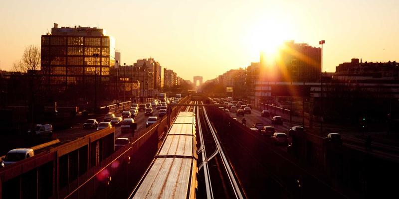 楚辞的方言特征及其对汉代文学语言的深远影响：文学创作与文化传承的双重维度